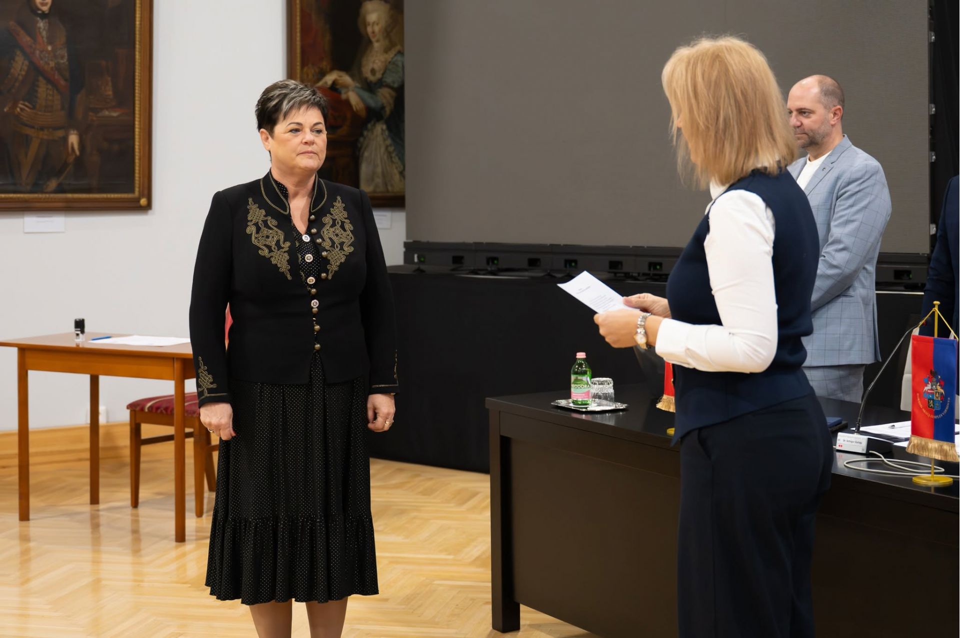 A k&ouml;zgyűl&eacute;s &uuml;l&eacute;s&eacute;n, napirend előtt Demetern&eacute; Nyeste Erzs&eacute;bet megyei &ouml;nkorm&aacute;nyzati k&eacute;pviselő esk&uuml;t&eacute;tel&eacute;re ker&uuml;lt sor, aki Task&oacute; J&oacute;zsef k&eacute;pviselő lemond&aacute;sa miatt meg&uuml;resedett mand&aacute;tumot kapta meg.