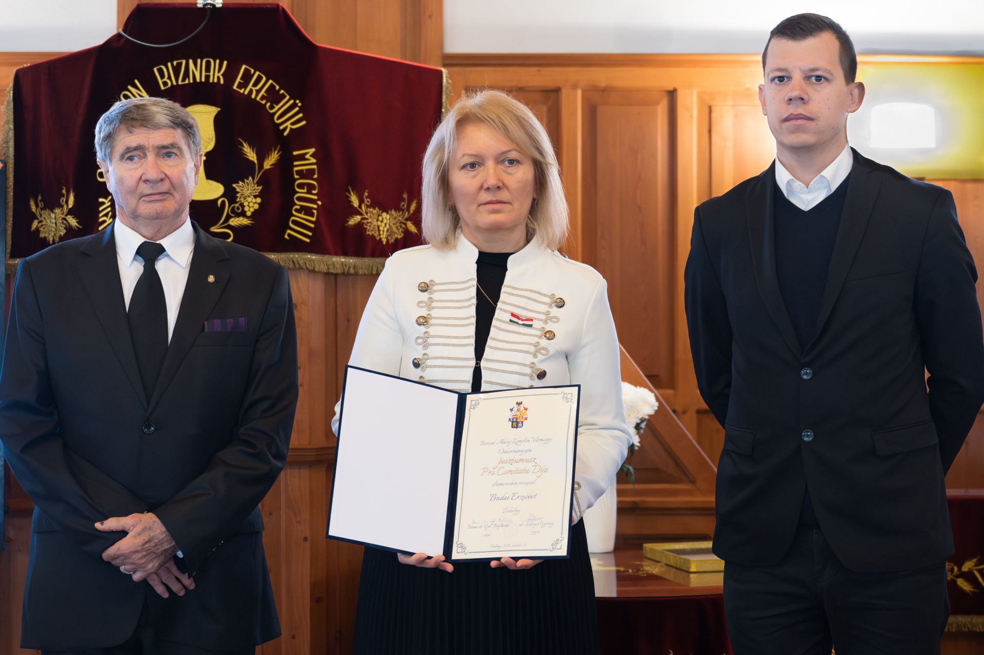 Id&eacute;n posztumusz Pro Comitatu d&iacute;jat &iacute;t&eacute;lt oda a megyei k&ouml;zgyűl&eacute;s Budai Erzs&eacute;bet n&eacute;hai k&eacute;pviselő r&eacute;sz&eacute;re. Az elismer&eacute;st Budai Erzs&eacute;bet fia, a k&eacute;pen jobb oldalt &aacute;ll&oacute; Nagy &Aacute;d&aacute;m vette &aacute;t. Mellette, k&ouml;z&eacute;pen B&aacute;nn&eacute; G&aacute;l Bogl&aacute;rka, a megyei k&ouml;zgyűl&eacute;s eln&ouml;ke, a k&eacute;p bal oldal&aacute;n T&oacute;th J&oacute;zsef, Halmaj polg&aacute;rmestere.